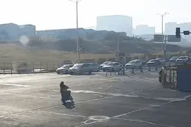 合肥路口突发，众人冲了上去！图片