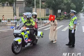 急急急！高考考生睡过头要迟到 岳麓交警7分钟极速送考图片