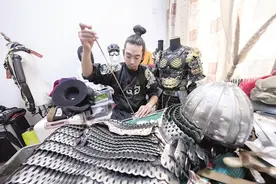 手工打造“黄金甲”图片
