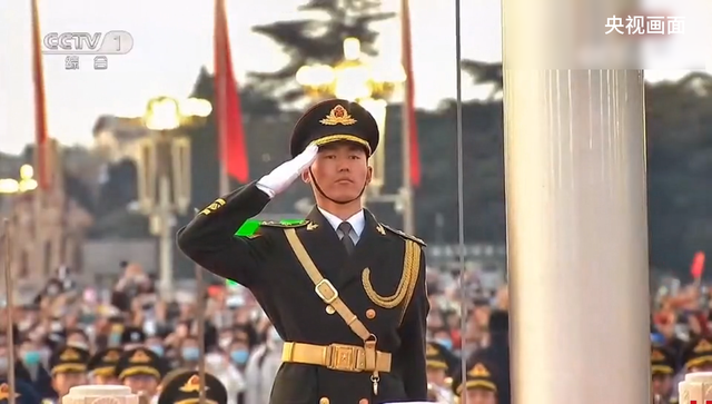 天安门原升旗手张自轩结婚 ，曾升旗7000余次零失误