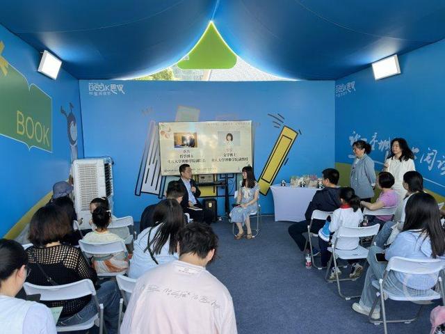 从书房走到户外，有读有听有玩……“春来正是读书天”在此刻具象化