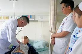 卓越医疗丨输血上万毫升20余名医生10余小时奋力抢救 永州市中心医院为一严重挤压伤患者赢得二次生命图片