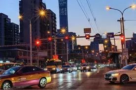 按灯走也被罚？北京这一潮汐车道到底应该咋走？图片