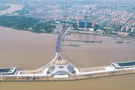 从上海吴淞口国际邮轮港驶向世界，明年三艘大型邮轮将运营图片