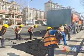 烟台：“公路医生”上岗 修复道路坑洼图片