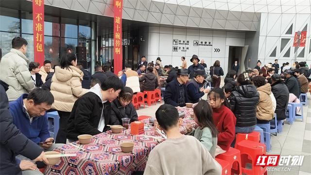 年味浸润山水之间 春节假期张家界主要景区接待游客56.43万人次