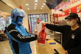 防风护膝、加绒围脖……外卖小哥冬日里有点暖图片