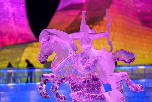 璀璨冰雕闪耀哈尔滨冰雪大世界