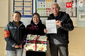 南京60路公交驾驶员紧急救助老人转危为安图片