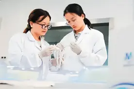 “行走黄河”行进式主题采访 | 跨界创新  “卡脖子”血管“织”出来图片