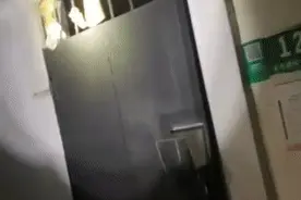 上海一女子凌晨翻墙小腿被钉子戳中“挂”在门上，消防托举救援图片