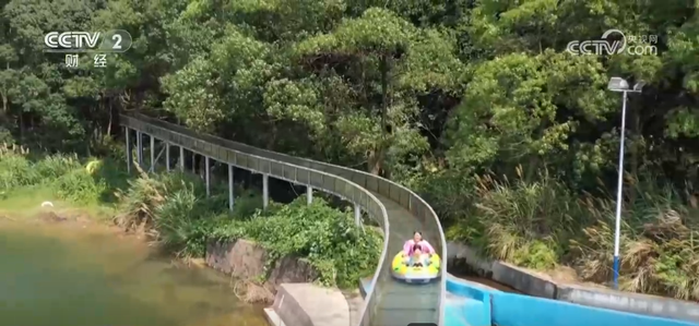 缓降蹦极、躺平漂流、“无痛”爬山 “低耗旅游”成为出行游玩新潮流