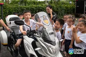 坐警车、看警枪、玩无人机......萌娃进警营，这堂开学第一课有趣极了图片