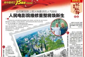 40多年前相识于自贡解放路 老哥俩搂着肩在老电影院门口拍了个纪念照｜家住解放路图片