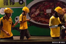 今视角|商场取餐的外卖员图片