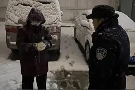 暴雪夜，郑州警民接力助负气出走少年回家图片