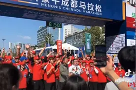 今年成马“最后一名”：6个多小时压哨跑完超42公里，这位“胖哥”没认输图片