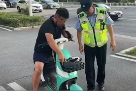 淄博：1334人不戴头盔被限用共享电动车1个月图片