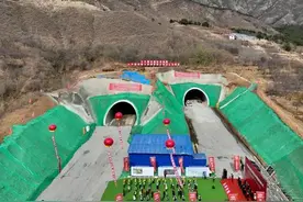 凌绥高速全线单洞掘进最长隧道——白狼山2号隧道贯通图片
