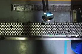 易建联手里的啤酒图片