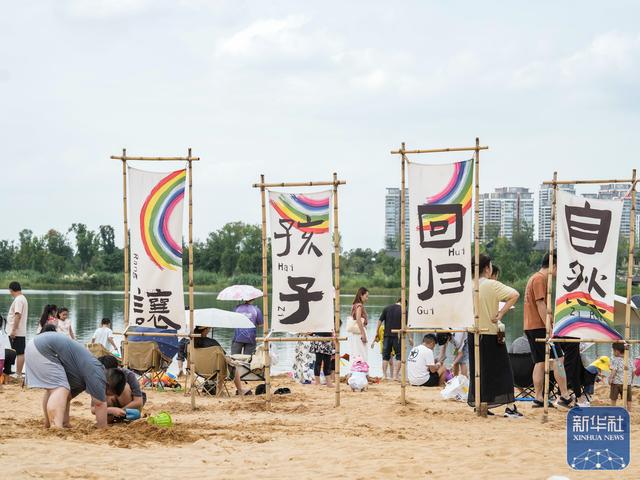 四川成都：湖边沙滩乐享周末时光