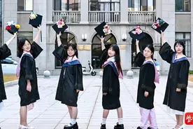 毕业季送上浪漫祝福，学弟学妹为毕业生制作簪花学士帽图片