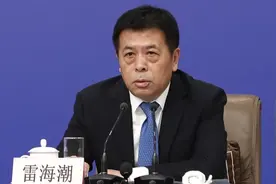 说到体重管理，张文宏委员笑指记者：像你这样的大肚子，是主要目标图片