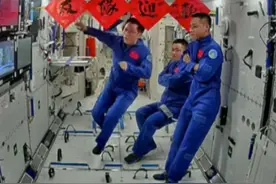 可可爱爱！神十七航天员在太空强势围观神十八发射，贴大字“欢迎队友”图片