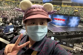 50岁阿姨在张艺兴演唱会上跳“夺命八颠”走红，获赠张艺兴签名照，自称一路追星到年老：追星让我热血沸腾！图片