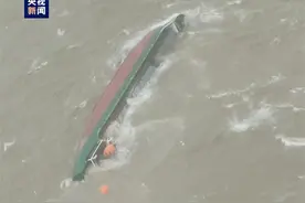 江苏连云港两货船大风大浪中下沉倾覆，直升机、吊篮成功救出25人图片