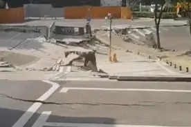 武汉市应急管理局回应街头大面积塌陷，市领导现场处置，暂未收到伤亡信息视频封面