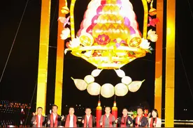 亮灯！世界最大乐安花灯、13组主题大型灯饰闪耀佛山狮山博爱湖图片