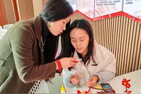 扭扭棒里藏匠心 育才中学女教师巧手迎“三八”图片