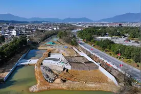 安徽九华山：冬修水利忙 筑坝保安澜图片