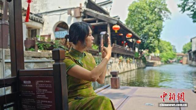 穿越千年丝路 浙江留学生体验“辑里湖丝”清凉智慧