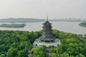 西湖边，网友熟悉的“打捞神器”又亮相了图片