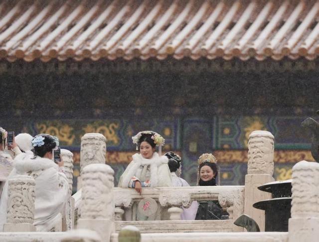 北京初雪点燃“暖经济” 古装打卡与铜锅涮肉成冬日风尚