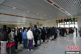 在桂越南留学生乘坐中国新开通高铁返乡图片