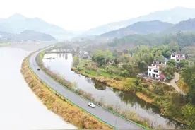 俯瞰罗田最美水上公路图片