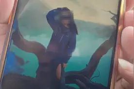 中国女游客在印尼火山拍照时失足坠崖身亡，遗体将运回中国 丈夫悲痛撞墙图片