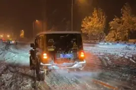 雪夜，洛阳一越野车队偶遇被困车辆，义务救援30多辆汽车图片