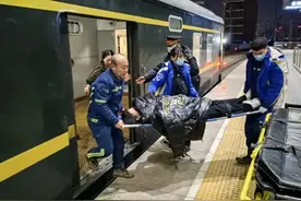 17岁少年乘火车途径沈阳高烧抽搐，救护车开进站内救治图片