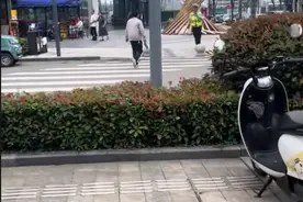 成都街头一男子持菜刀追赶交警，派出所：无人受伤，正依法处理图片