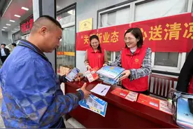 安徽六安市总工会开展货车司机“进家入会”服务活动图片