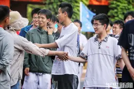 给自己的表现打“满分”！首批高考生结束征程图片