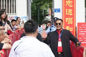 长沙市一中保卫科科长手心写“加油”，校门口迎接每位考生图片