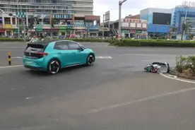 女子带娃骑电动车逆行被撞身亡，交警：女子主责，穿拖鞋小车车主次责图片