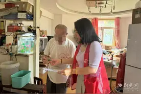 武汉军山街凤凰苑社区“零距离” 为残疾居民办理乘车卡年审图片