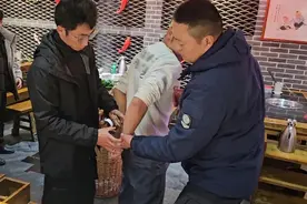 职业病犯了！民警下班吃饭时竟然…图片