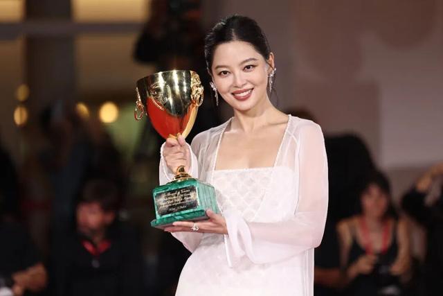 辛芷蕾获奖后甄子丹发文祝贺